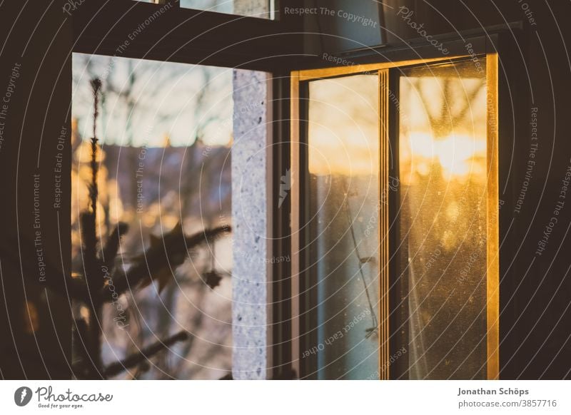 geöffnetes Fenster zur Belüftung von Aerosolen während der Weihnachtszeit Weihnachten heimwärts Winter x-mas Air allein Weihnachtsdekoration Weihnachts-Sperre