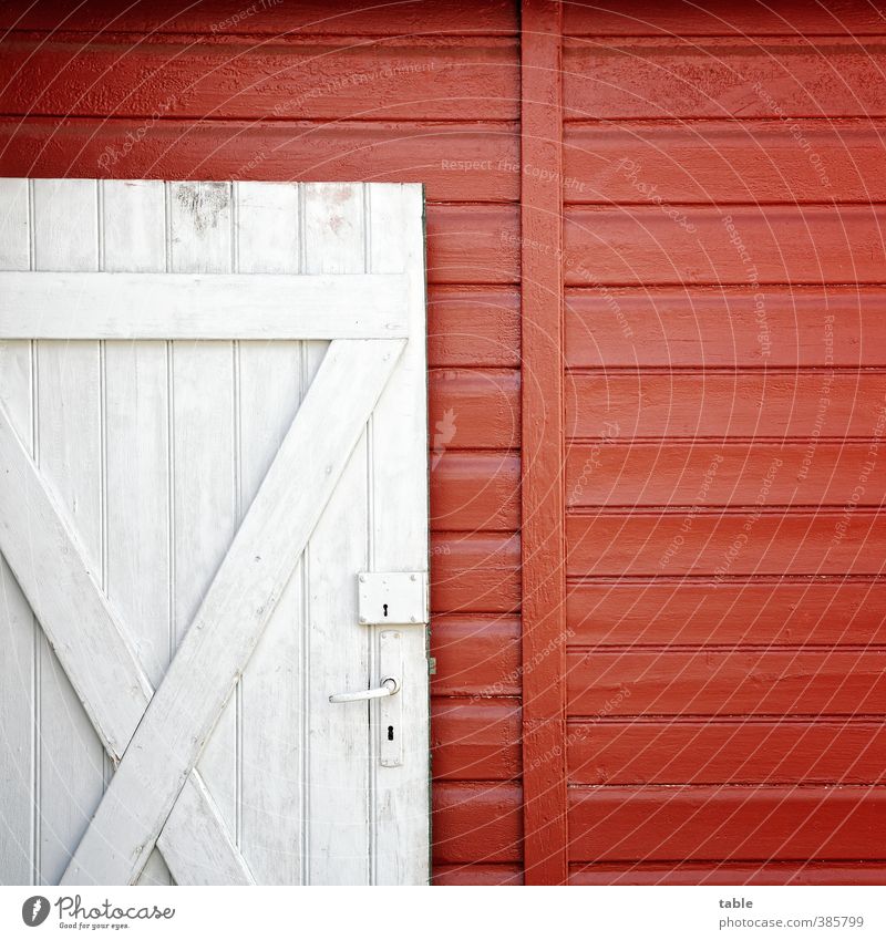 Holzhaus Haus Gebäude Gartenhaus Mauer Wand Fassade Tür Griff Schloss Metall Kreuz Linie alt eckig einzigartig retro Sauberkeit blau grau rot weiß Geborgenheit