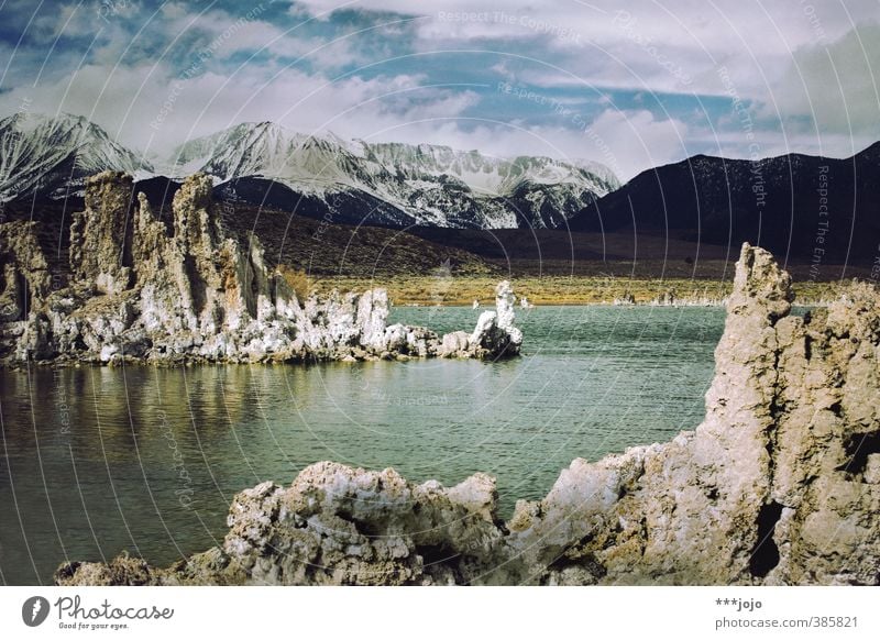 monographie. Natur Landschaft Wasser Himmel Schnee Felsen Berge u. Gebirge Gipfel Schneebedeckte Gipfel Küste Seeufer Riff Mono Lake Kalifornien USA Amerika