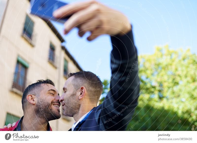 Schwules Paar, das mit seinem Smartphone ein Selfie macht. schwul Männer Kuss Küssen männlich Liebe Homosexualität lgbt lgbtq Partnerschaft Liebespaar Albaicin