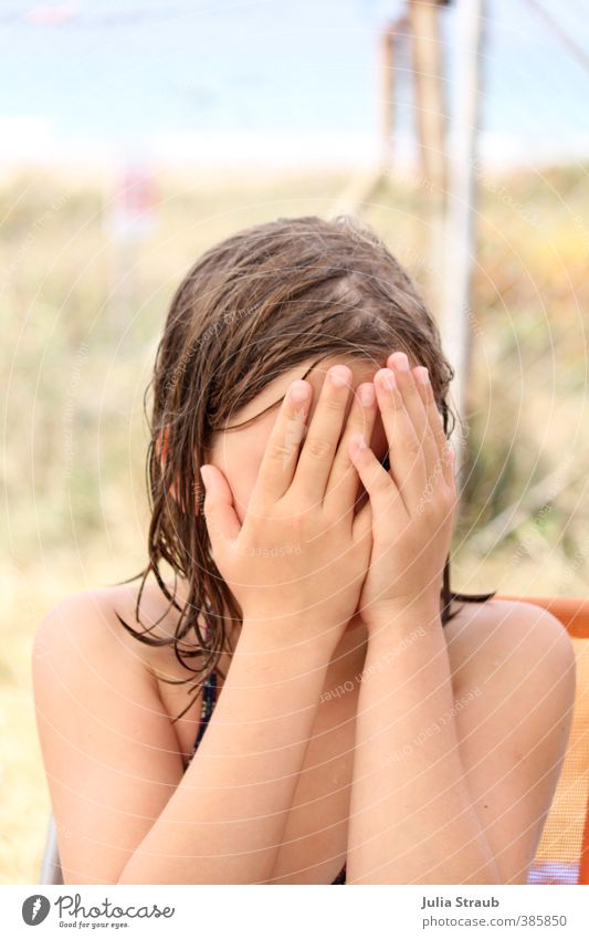 wo ist...da feminin Mädchen Jugendliche 1 Mensch Sommer Küste Strand beobachten blau braun gelb Wut trotzig Misserfolg Farbfoto Tag Zentralperspektive