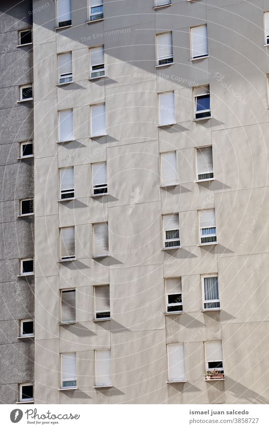 Fenster an der weißen Fassade des Hauses, Architektur der Stadt Bilbao Gebäude Außenseite Balkon heimwärts Straße Großstadt im Freien Farbe farbenfroh Struktur