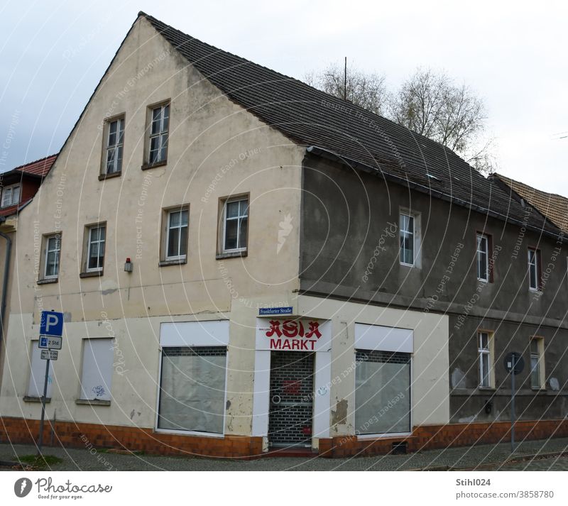 Nix los beim Asia Markt Imbiss Tristesse Altbau Schnellimbiss Haus Verputzt Heruntergekommen Sanierungsbedarf Ddr Fassade Wand Stadt Mauer Außenaufnahme Fenster