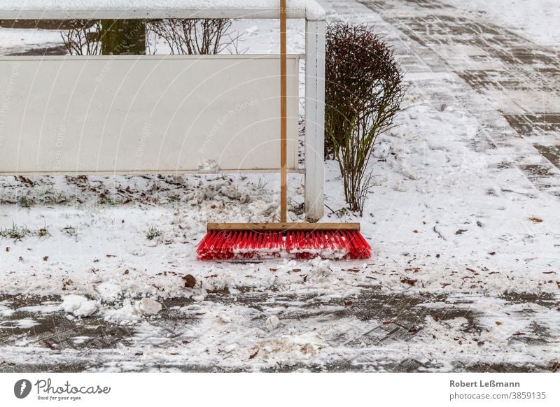 ein Besen, um die Wege von Schnees zu reinigen Eis Winter fegen Winterdienst Bürste Straße sauber glatt Wetter Streuung weiß kalt Arbeit gefroren eisig Frost