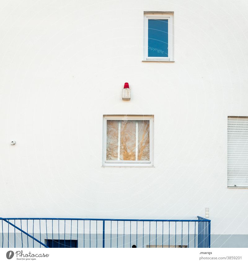 Alarmgsichertes Fenster Fassade weiß Alarmanlage Sicherheit Einbruchsicher Ordnung Wand Warnleuchte Geländer Gebäude