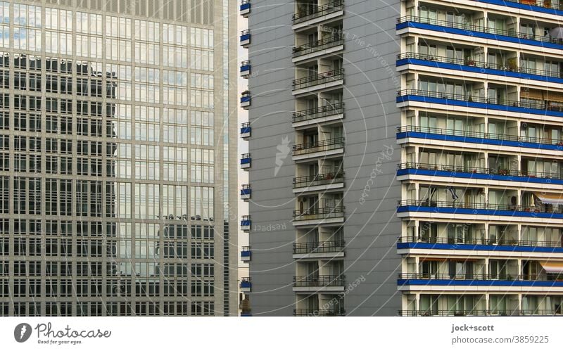 Schöner wohnen im Spiegel unserer Zeit Reflexion & Spiegelung Fassade Architektur trist Berlin-Mitte Balkon Fenster Zentralperspektive Symmetrie authentisch