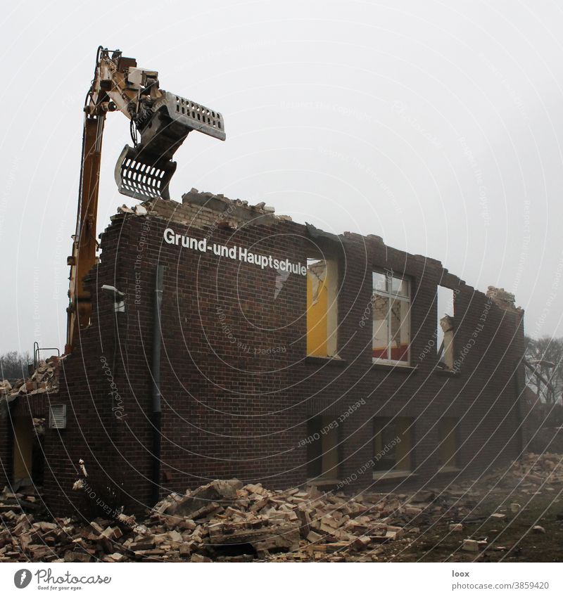 4eyes | Bildungshunger schule gebäude abriss bagger baustelle grundschule Hauptschule kaputt fenster bauwirtschaft schutt arbeit tod vergänglichkeit haus Rache