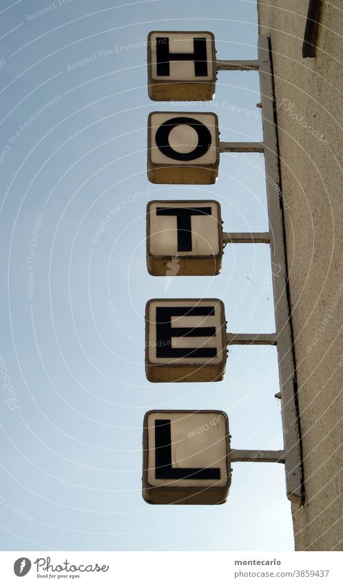 Leuchtreklame "Hotel"  vor blauem Himmel weiß Schriftzug Buchstaben Quartier leuchten einquartieren einchecken einmieten groß hoch Touristen Unterkunft Domizil