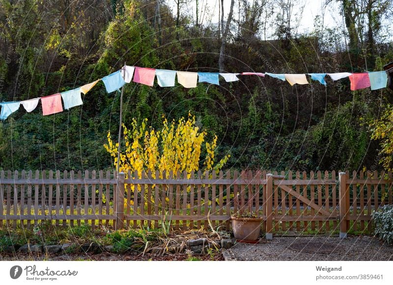 Gebetsflaggen multikulturell Multikulti Kleingarten Kleingartensiedlung Fahnen Garten bunt bunt gemischt Spiritualität Zaun