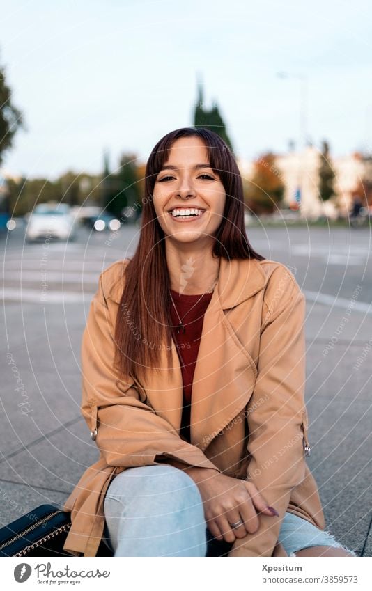 Junge kaukasische Frau lächelt Kaukasier in die Kamera schauen jung Straße Großstadt Madrid Menschen Glück urban Porträt Lifestyle reisen schön Mode im Freien