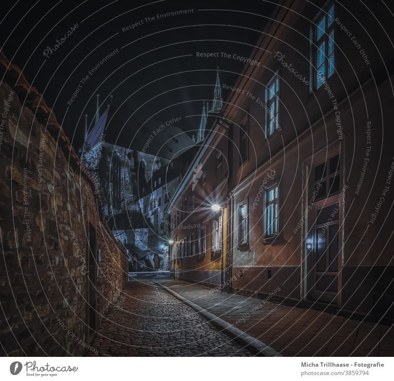 Erfurter Altstadtgasse mit Blick zum Dom bei Nacht Erfurter Dom Stadt Stiftsgasse Gasse Pflaster Pflasterweg Abend Dunkelheit beleuchtet Laternen Laternenschein