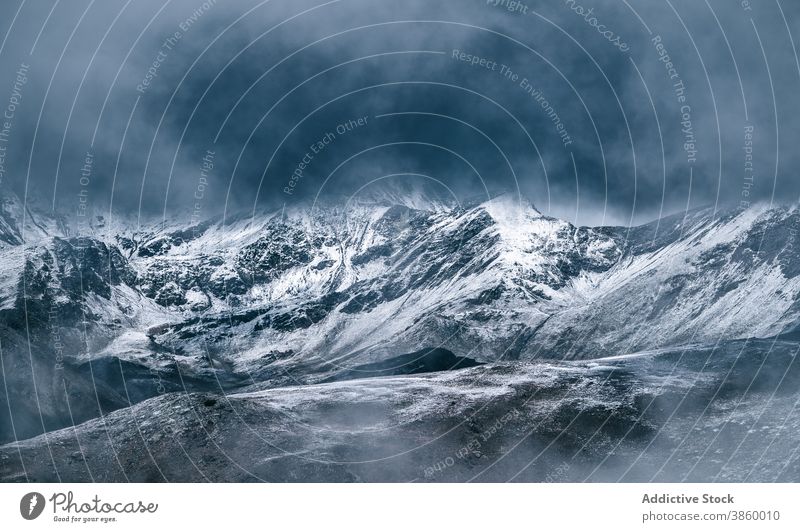 Rocky Mountain Grat mit Schnee bedeckt Berge u. Gebirge Felsen Ambitus Kamm rau Berghang Gipfel Cloud Panorama kalt majestätisch Landschaft felsig Natur Höhe