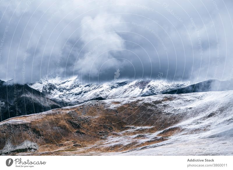 Rocky Mountain Grat mit Schnee bedeckt Berge u. Gebirge Felsen Ambitus Kamm rau Berghang Gipfel Cloud Panorama kalt majestätisch Landschaft felsig Natur Höhe