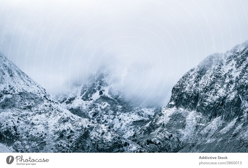 Rocky Mountain Grat mit Schnee bedeckt Berge u. Gebirge Felsen Ambitus Kamm rau Berghang Gipfel Cloud Panorama kalt majestätisch Landschaft felsig Natur Höhe