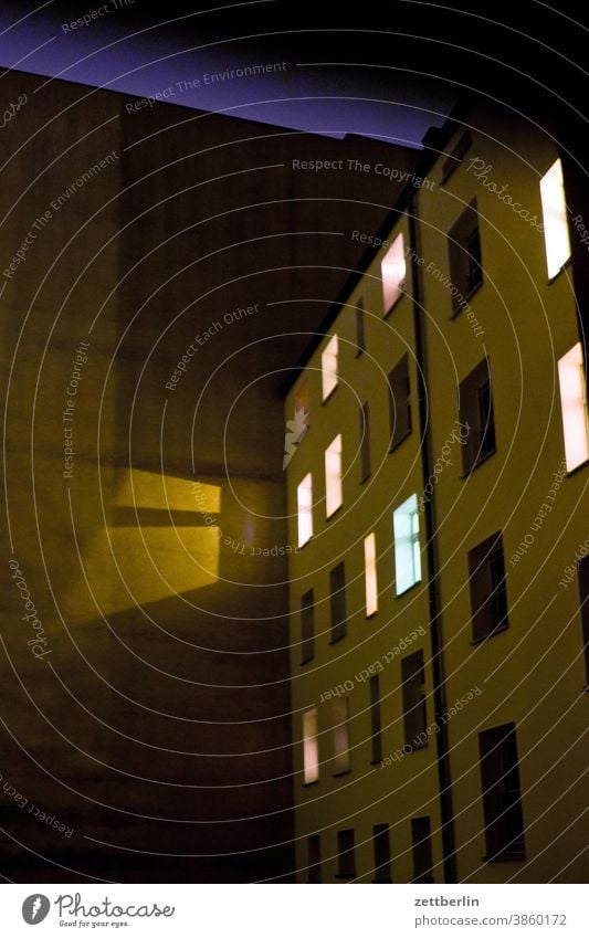 Hinterhof in der Nacht abend altbau außen brandmauer dunkel erleuchtet erleuchtung fassade fenster haus himmel himmelblau hinterhaus hinterhof innenhof