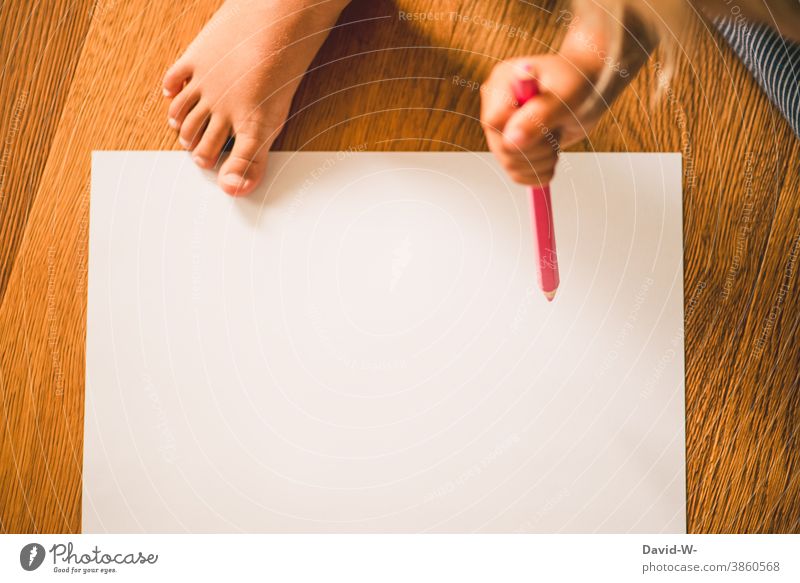 Kind malt mit einem Buntstift auf einem weißen Blatt Papier malen Kreativität Kindheit Kindererziehung Selbstständigkeit Kindergarten Kleinkind Stift Bildung