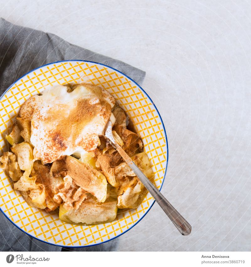 Gedünsteter Apfel mit Zimt, im Ofen gebacken und mit wa gedünstet Snack Gesundheit Veganer Vegetarier Walnüsse Kokosnuss-Joghurt Nut warm Dessert Lebensmittel