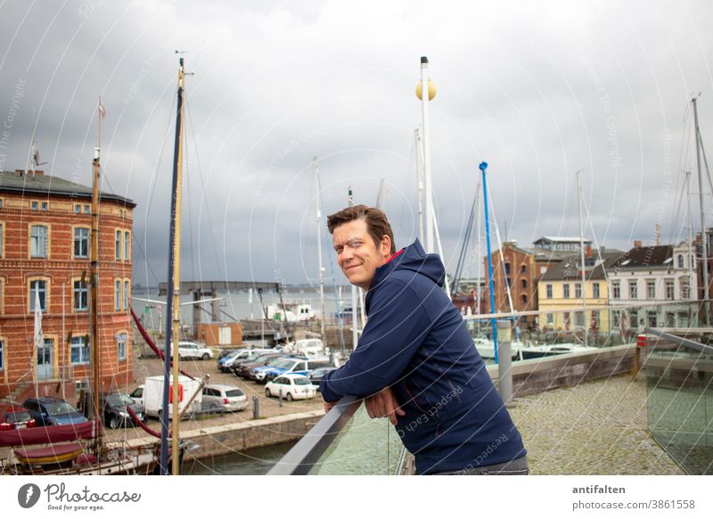 Stra(h)lsund Mann Boote Hafen Stralsund Ostsee ostseeküste Mecklenburg-Vorpommern Meer Ferien & Urlaub & Reisen Natur Tourismus Außenaufnahme Himmel Farbfoto