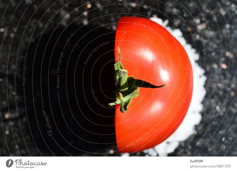 halbe Tomate Gemüse frisch Halbprofil rot Schnittfläche angeschnitten schnittfläche Lebensmittel Gesundheit Ernährung minimalistisch