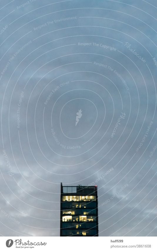 kurz vor Feierabend - beleuchtetes Bürohaus vor bewölktem Himmel Bürogebäude Beleuchtung Hochhaus Dämmerung Haus Fenster Licht Beleuchtet Bürogebäude-Fassade