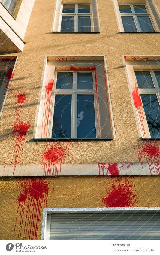 Rote Farbbeutel farbe farbfleck farbbeutel klecks farbklecks vandalismus meinungsäußerung schlechte laune angriff kommunikation haus wohnhaus fassade fenster