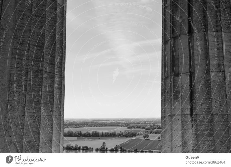 Säulen an der Fassade der Walhalla, in scharz-weiß, mir der Donau Denkmal Schwarzweißfoto schwarz-weiss reisen Kultur Deutschland Architektur Himmel Landschaft