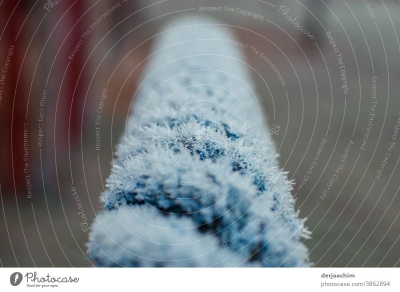 Ein eiskaltes Seil, ist vom Frost umhüllt. Der Hintergrund ist unscharf.Es sieht blau aus. Morgen Herbst Nebel Natur Wasser ruhig Außenaufnahme Umwelt Farbfoto