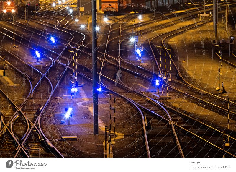 Güterbahnhof mit vielen Gleisen und Weichen. Lichter. Nachtaufnahme. Eisenbahn Schienennetz Güterverkehr & Logistik Kurven Zug Zugverkehr logistik Verkehrswege