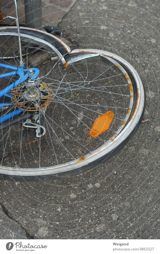 Unfall Unfalltod Gefahr Fahrrad kaputt Reflektor verrostet Straßenverkehr gefährlich bedrohlich Verkehr Tag Außenaufnahme Farbfoto Verkehrsunfall Verkehrswege