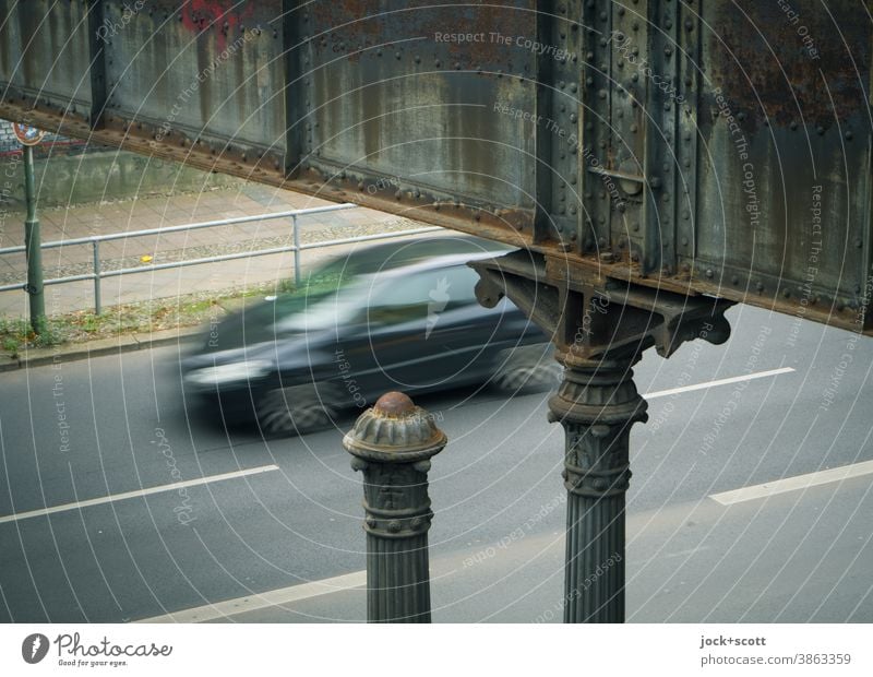 mit dem Auto an der guten alten Zeit vorbei Brücke Architektur Straße Bewegungsunschärfe Verkehrswege Straßenverkehr Hartungsche Säule verwittert Nostalgie