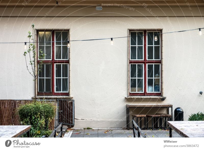 Sonst ein beliebter Ort zum Schlemmen und Tanzen Gebäude Fenster Lichterkette Garten Terrasse Gartendeko draußen sitzen Speisen Lokal Gastronomie Location