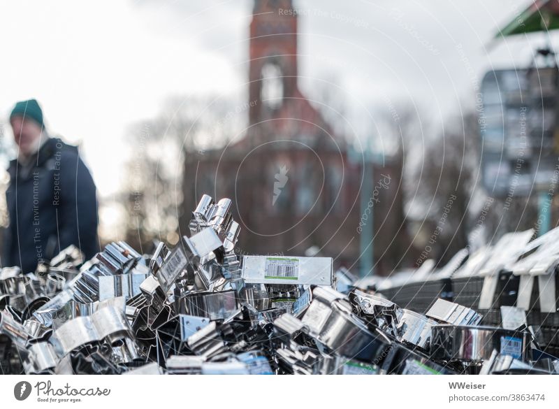 Auf dem Wochenmarkt gibt es kurz vor Weihnachten Plätzchenformen aller Art Markt Stand Ausstechform Plätzchenfirm Kekse Gebäck Weihnachtsgebäck Adventszeit