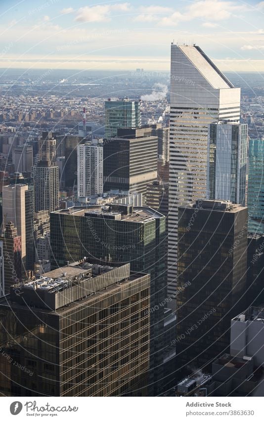 Stadtbild der modernen Megapolis am sonnigen Tag Wolkenkratzer Großstadt Skyline Landschaft Gebäude Turm Metropole malerisch Manhattan New York State USA