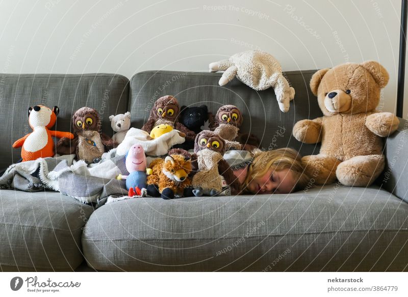 Kollektion gefüllter Spielzeuge auf Sofa mit schlafendem Kind Mädchen Kaukasier Plüschtier Teddybär 1 Mensch Tag Mittagsschlaf Rauen Liege Sammlung obenauf