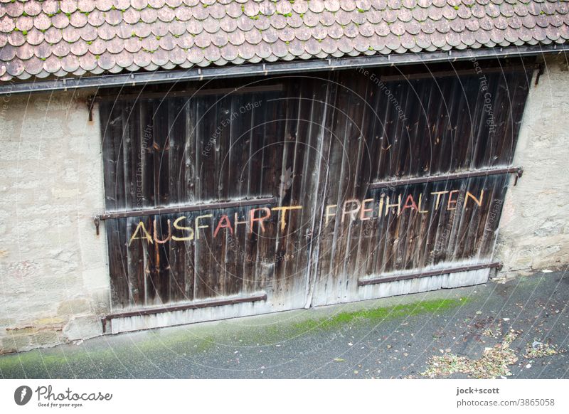 Ausfahrt freihalten großgeschrieben Schilder & Markierungen parken verboten ausfahrt freihalten Großbuchstabe verwittert Vogelperspektive Holztor Dachziegel