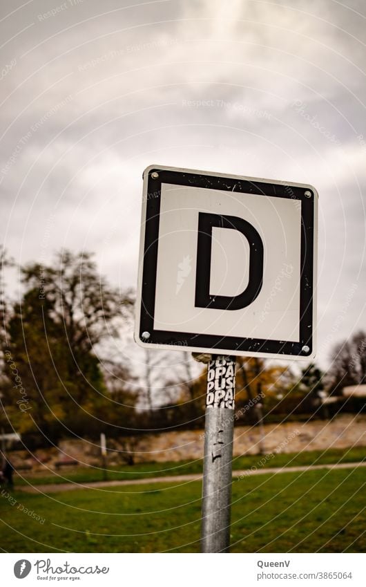 Schild mit Buchstabe D Buchstaben Schilder & Markierungen Elbufer Signal Hinweisschild Wort Zeichen Außenaufnahme Typographie Kommunikation Schriftzeichen