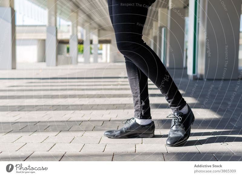 Ethnischer Geschäftsmann geht Straße entlang Spaziergang Mann Stil Unternehmer formal selbstbewusst Outfit männlich schwarz ethnisch Afroamerikaner Großstadt