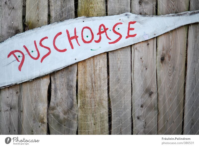 Duschoase steht auf einem Schild an einer Holzwand schön Körperpflege Wellness Leben Wohlgefühl Erholung ruhig Whirlpool Schwimmen & Baden