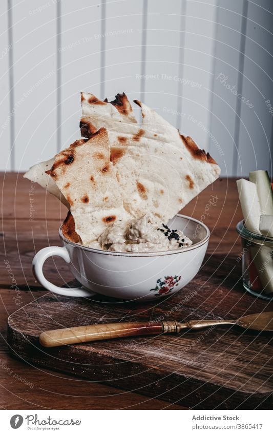 Leckeres Fladenbrot und Haferflockenbrei auf dem Tisch Haferbrei Morgen Frühstück süß Pita Brot appetitlich rustikal selbstgemacht heimwärts Lebensmittel lecker