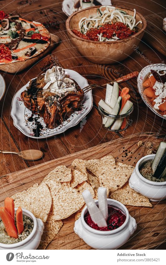 Leckeres mexikanisches Essen auf Holztisch Tortilla Chip Snack Lebensmittel geschmackvoll Tradition Möhre Salatgurke frisch Amuse-Gueule Ordnung hölzern Tisch