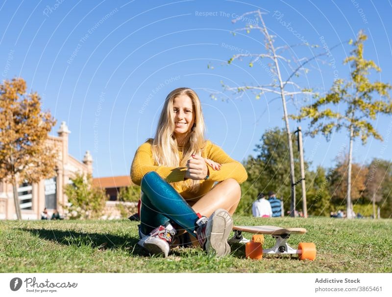 Entzückte Eisläuferin mit bionischer Prothese Skater Park Prothesen Bionik Frau Bein Longboard künstliches Glied sich[Akk] entspannen Sommer Großstadt