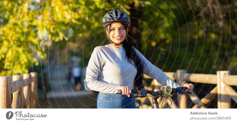 Glückliche Frau fährt Fahrrad im Herbst Wald Mitfahrgelegenheit aktiv Landschaft Natur heiter Lächeln Nachlauf Weg Aktivität Radfahrer Reise erkunden jung