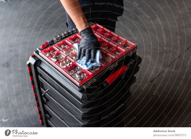 Erntehelfer Desinfektion Werkzeugkasten Mann Mechaniker desinfizieren Kasten Spray Spülmittel Garage Arbeit professionell männlich Werkstatt Industrie