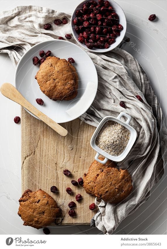 Süßes Gebäck mit Preiselbeeren auf dem Tisch Keks Dessert Bäckerei süß selbstgemacht geschmackvoll Ordnung getrocknet Küche Lebensmittel gebacken heimwärts