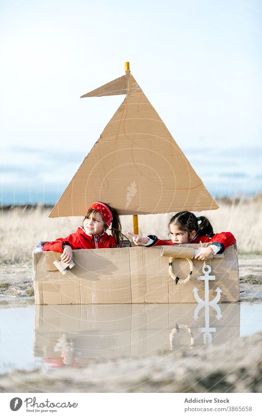 Neugierige Kinder spielen in Karton Boot auf dem Lande Zusammensein Spaß haben Fernglas Inspiration Spiel kreativ Schachtel Vorstellungskraft Mädchen