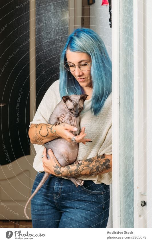 Junge Frau umarmt Katze im Hausflur Umarmung Gang heimwärts informell fettarm Wand gemütlich ruhen Besitzer jung Subkultur katzenhaft alternativ sphynx haarlos