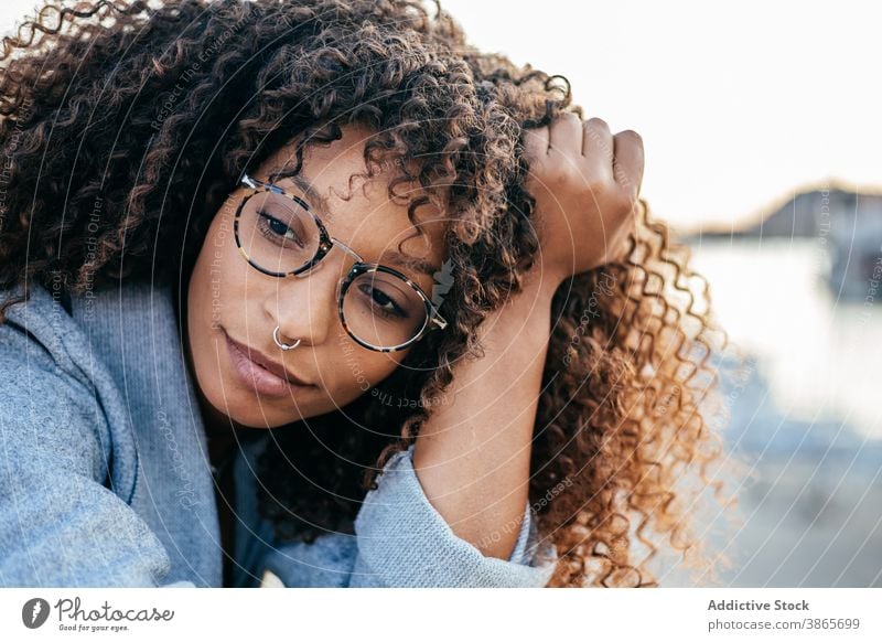 Fröhliche schwarze Frau lehnt an der Reling im Hafen fettarm Zaun Portwein Lächeln ruhen Großstadt Stil Glück modern ethnisch positiv Afroamerikaner heiter froh