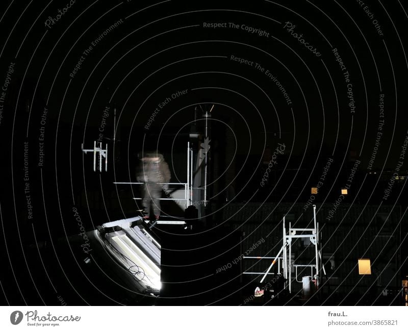 Dacharbeiten am Abend Dachdecker Handwerker Haus Sanierung Gerüst Fenster Scheinwerfer Flachdach Schornstein