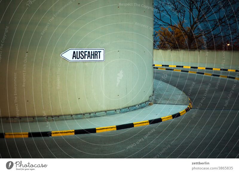 Ausfahrt (aus dem Parkhaus) abbiegen abend asphalt fahrbahnmarkierung gebäude hinweis kante kurve linie links menschenleer natur navi navigation orientierung