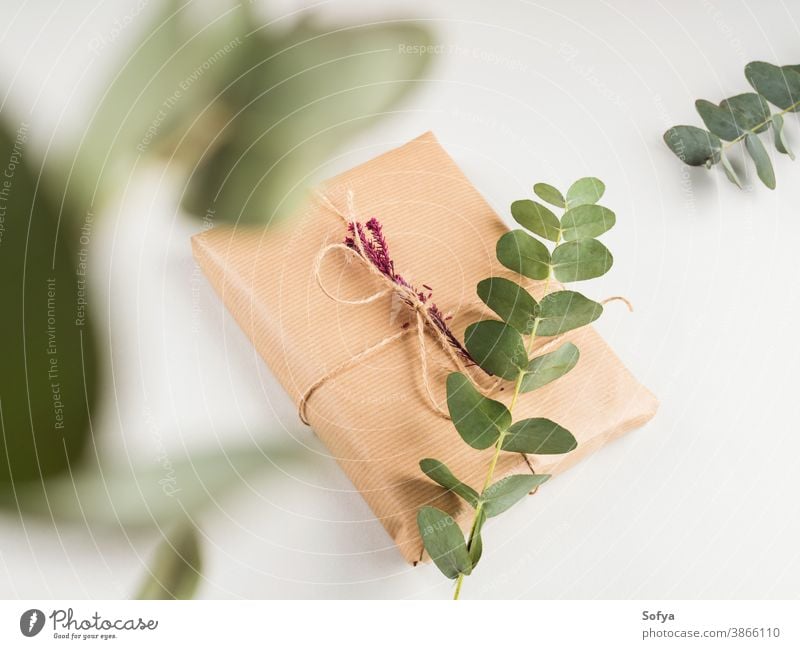 In Bastelpapier eingewickelte Geschenkkartons mit Trockenblumen Herbst Kasten null Geburtstag Weihnachten Hintergrund geben getrocknet Blume Überraschung